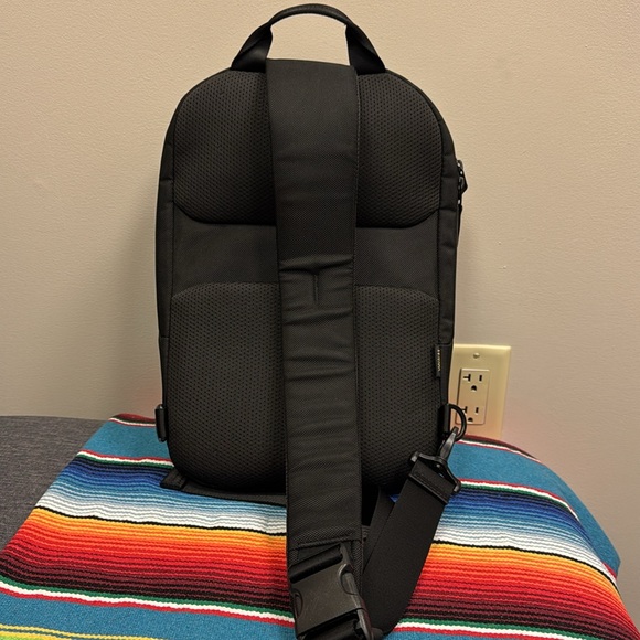 TomToc Navigator-T24 Sling Bag M EUC - Picture 2 of 4